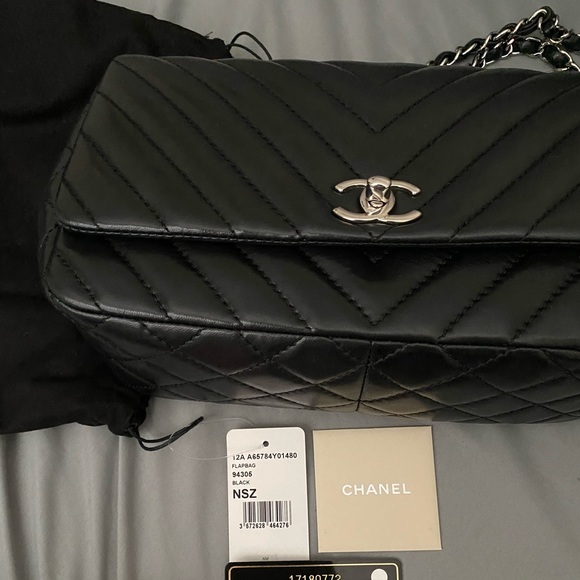 🚫SOLD🚫Authentic Chanel Chevron Medium Flap - Picture 2 of 5